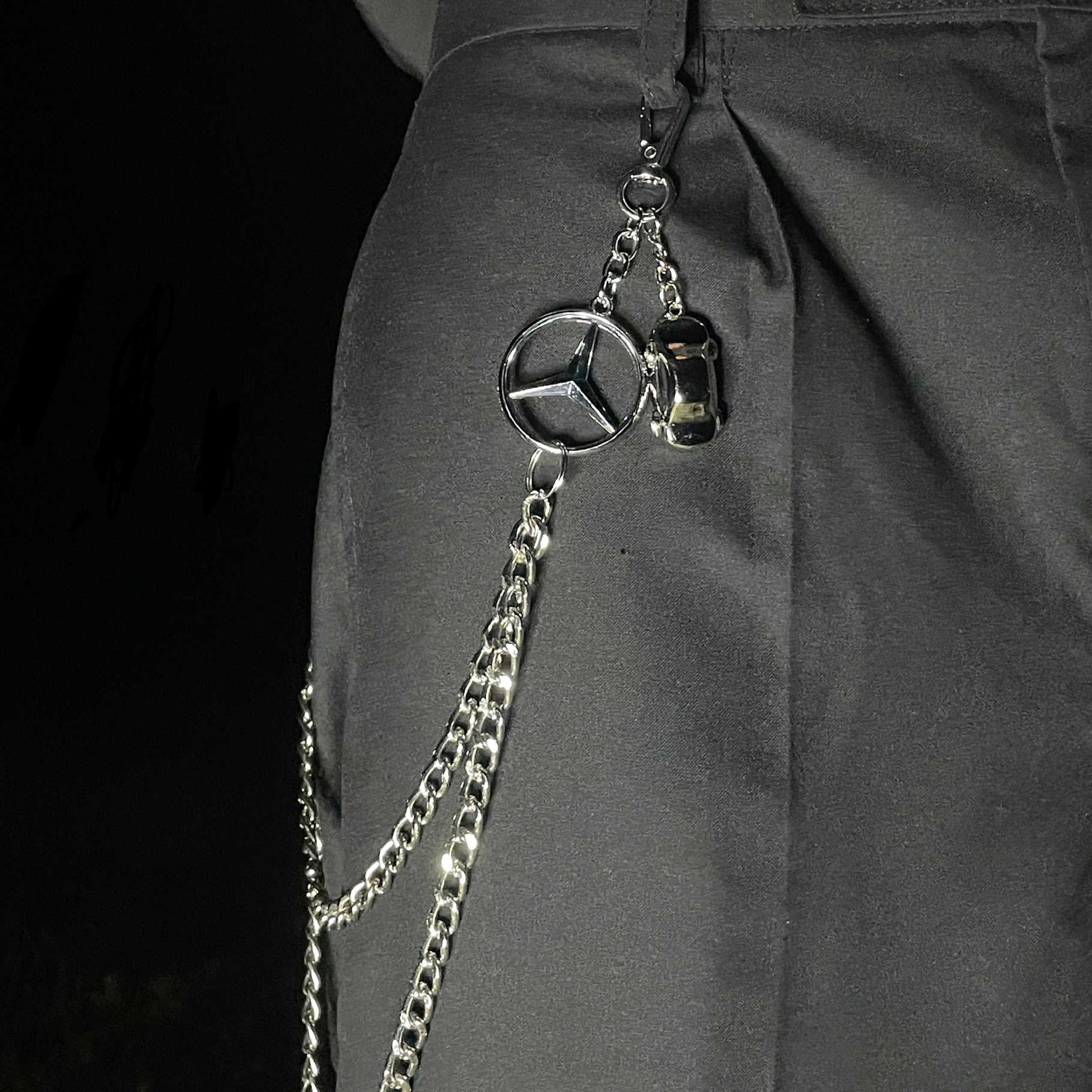 MERCEDES jean chain hero